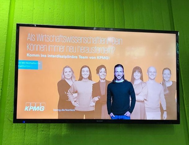 Digatale Anzeigetafel im Flur einer Uni