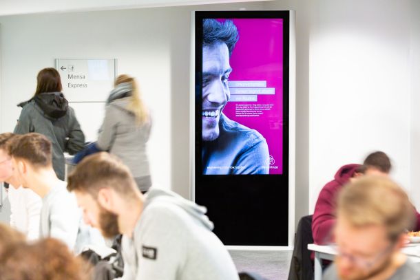 Digitale Stele bei Mensa in einer Uni